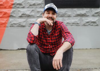 Review: Green Arthur Captivates With Haunting Rendition Of “Pine Needles”